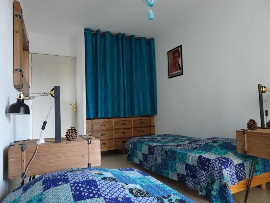 Chambre sud avec lit double dans ce t3 à louer dans le Sud